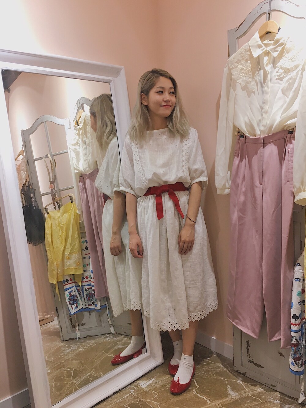 「summer、大人カジュアル、古着、reppetto、THEATRE PRODUCTS、白Tシャツ、赤、赤い靴下」｜「古着のアイテム（ワンピース、ホワイト系）」を使った、vickiさん（レディース・160cm）の春コーディネートの1枚目の写真