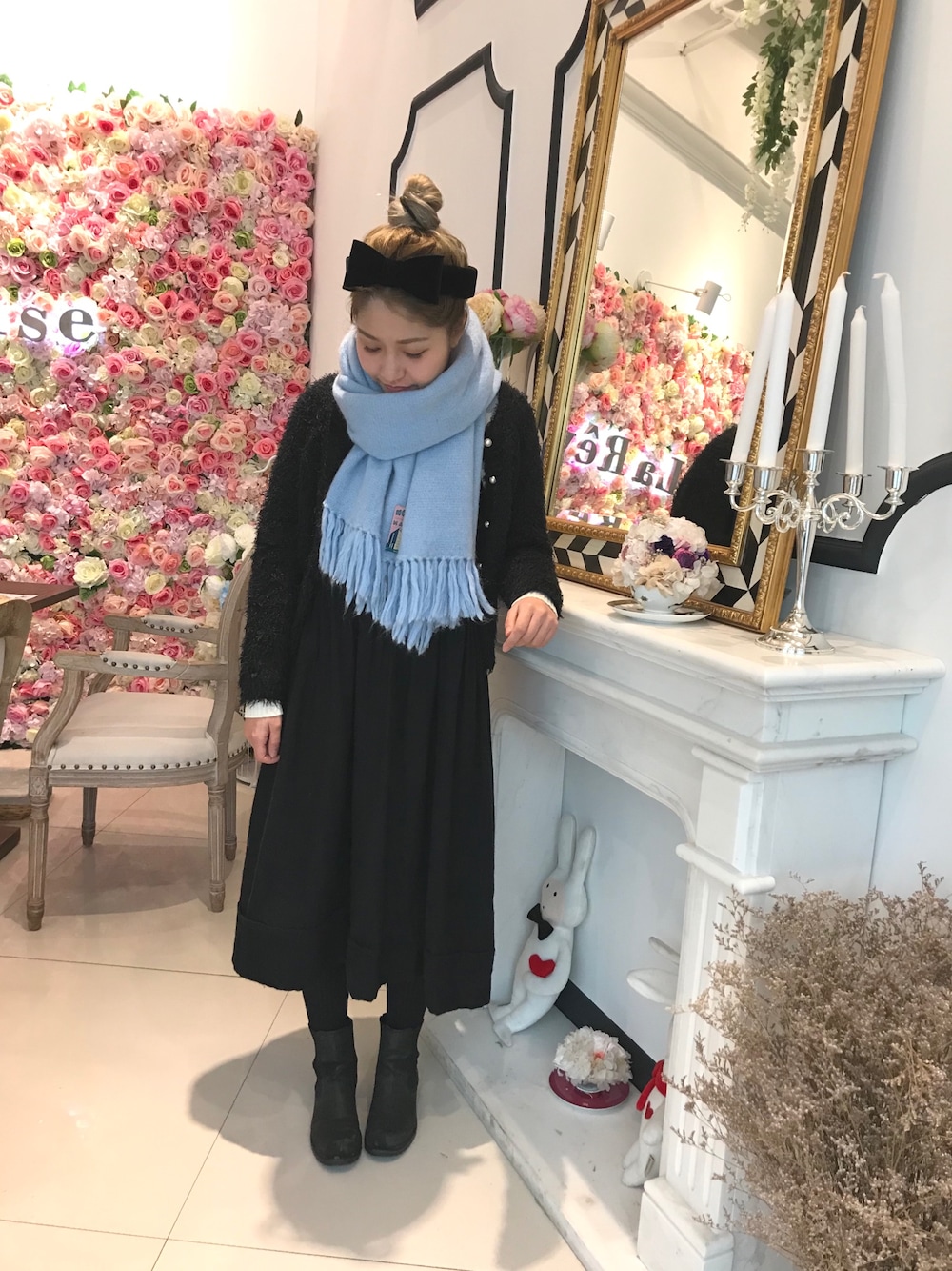 「春、休日スタイル、冬コーデ、黒スキニー」｜「marteのアイテム（マフラー、ブルー系）」を使った、vickiさん（レディース・160cm）の冬コーディネートの1枚目の写真