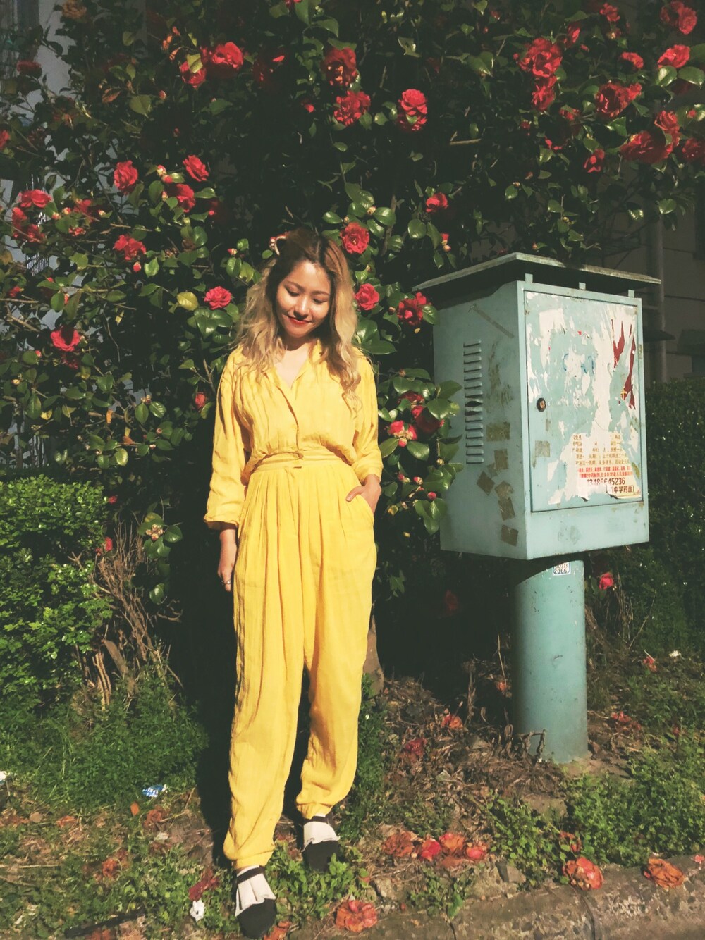 「休日スタイル、大人カジュアル、お洒落さんとつながりたい、お花見、春コーデ」｜「THEATRE PRODUCTSのアクリルウォレット ヘアクリップ（バレッタ/ヘアクリップ、ブラック系）」を使った、vickiさん（レディース・160cm）の春コーディネートの1枚目の写真