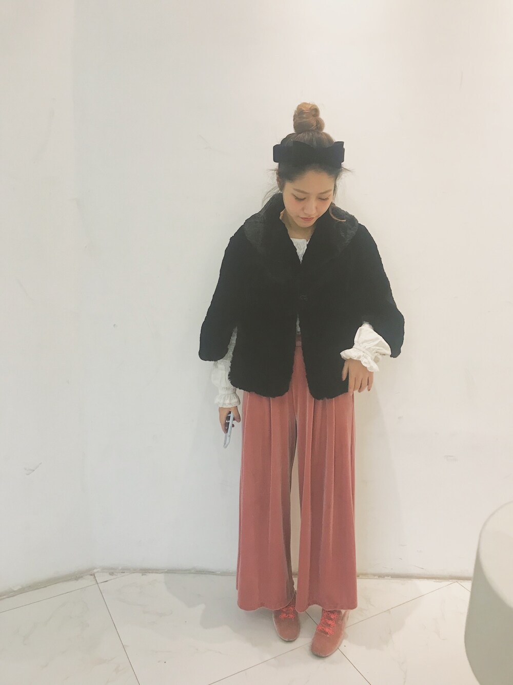 「春色、春アウター、古着、大人カジュアル」｜「Sugriのアイテム（ヘアアクセサリー、ブラック系）」を使った、vickiさん（レディース・160cm）の冬コーディネートの1枚目の写真