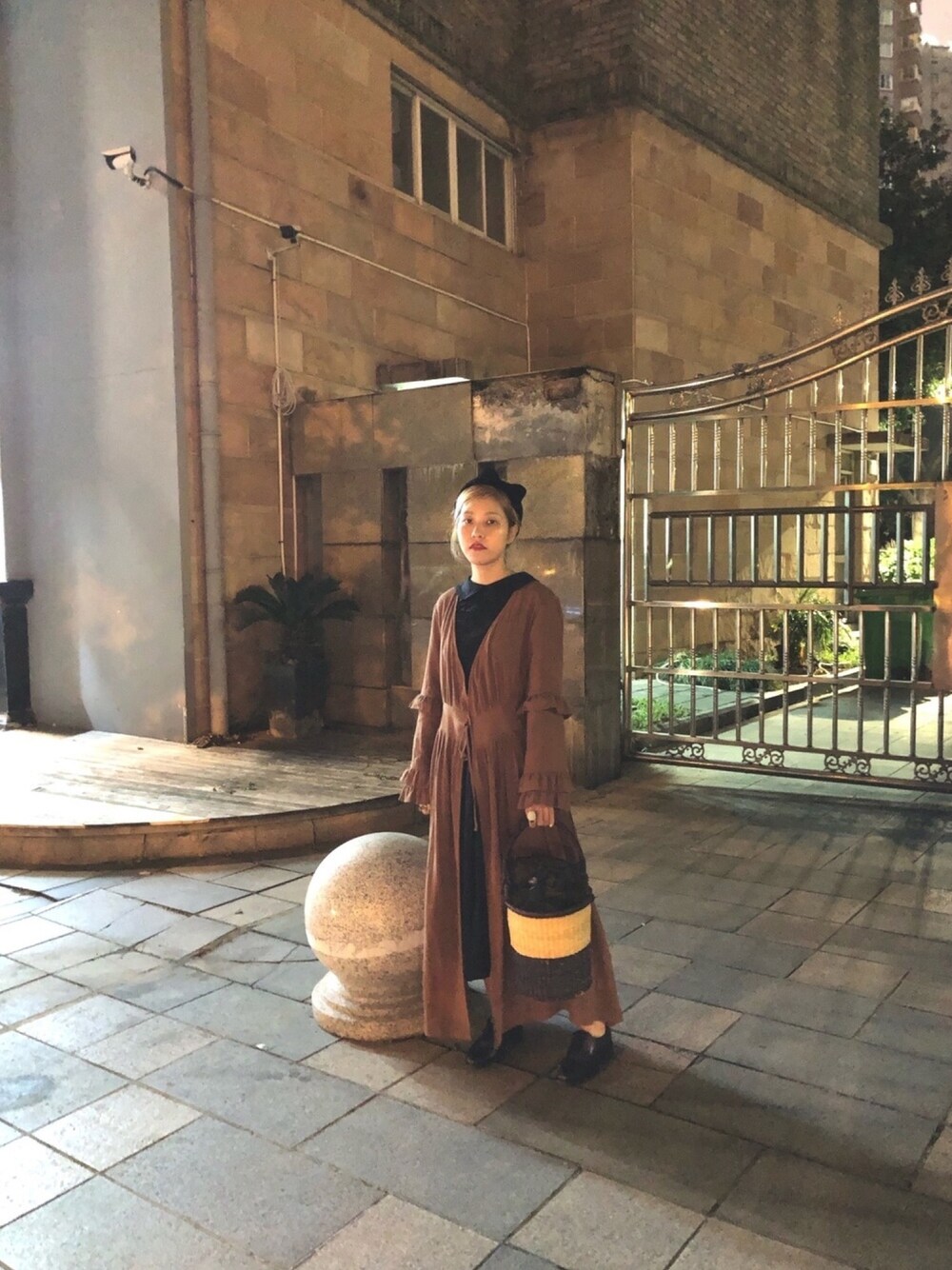 「雨の日コーデ、休日スタイル、秋のコーデ」｜「Sugriのアイテム（ヘアアクセサリー、ブラック系）」を使った、vickiさん（レディース・160cm）の秋コーディネートの1枚目の写真