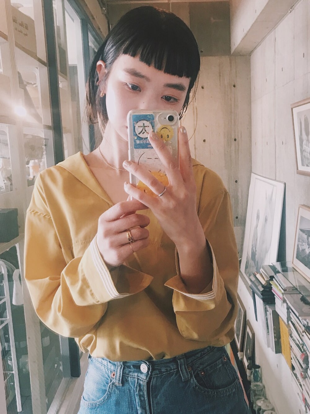 「セーラー、カジュアルコーデ、春コーデ、シンプル、スニーカー、大人ガーリー、denim、ママコーデ、Vネック、vintage」｜「zoeのアイテム（シャツ/ブラウス、イエロー系）」を使った、英香さん（レディース・163cm）の春コーディネートの1枚目の写真