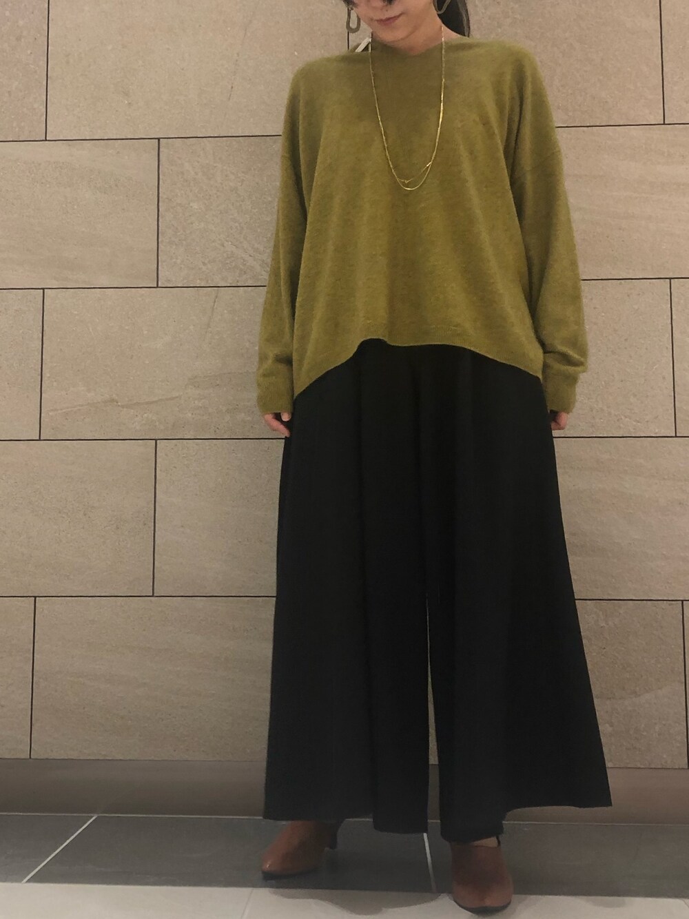 「カジュアルコーデ、今日のコーデ、低身長、オトナ女子、休日スタイル、ニット、オトナカジュアル、差し色(黄色)」｜「napocaのアイテム（トップス、グリーン系）」を使った、napoca有明GARDENさん（レディース・153cm）の冬コーディネートの1枚目の写真