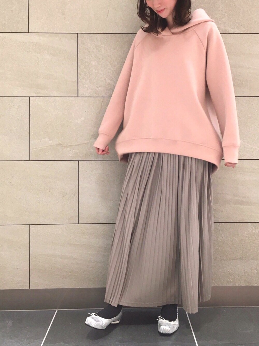 「napoca、ootd、大人カジュアル、カジュアルコーデ、パーカー、オーバーサイズ、淡色コーデ、楽チンコーデ、リラックススタイル、おしゃれさんと繋がりたい」｜「napocaのアイテム（パーカー、ピンク系）」を使った、napoca有明GARDENさん（レディース・157cm）の冬コーディネートの1枚目の写真