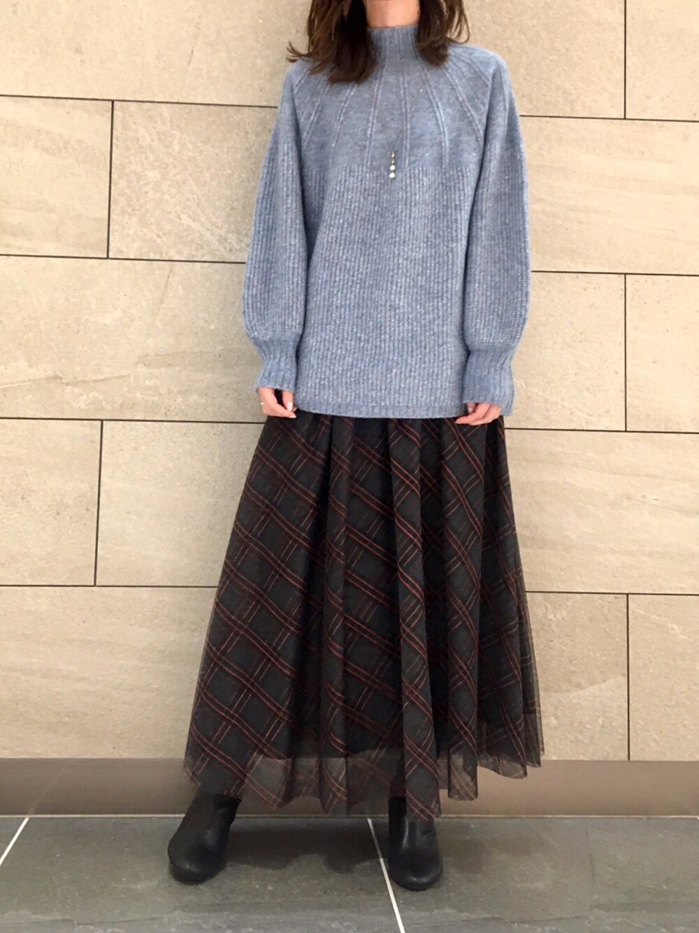 「冬コーデ、ゆるコーデ、ニットコーデ、きれいめカジュアル、大人女子、大人ガーリー、チュールスカート、チェックスカート」｜「napocaのアイテム（トップス、ブルー系）」を使った、napoca有明GARDENさん（レディース・157cm）の冬コーディネートの1枚目の写真
