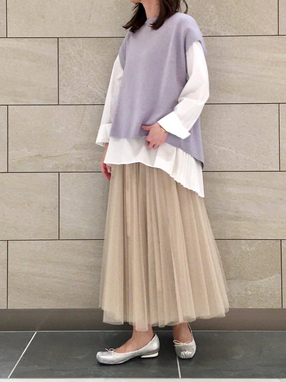 「春色、ラベンダー、レイヤードスタイル、きれいめカジュアル、ベスト×シャツ、チュールスカート、ootd、おしゃれさんと繋がりたい」｜「napocaのアイテム（トップス、パープル系）」を使った、napoca有明GARDENさん（レディース・157cm）の冬コーディネートの1枚目の写真