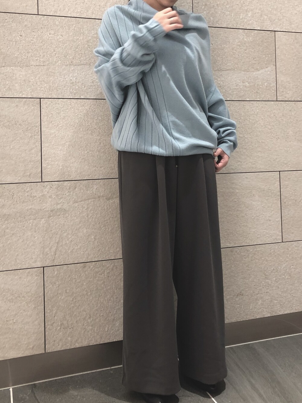 「冬コーデ、シンプル、大人カジュアル、低身長コーデ、きれいめカジュアル、ゆるコーデ、差し色（青）、ニット」｜「napocaのアイテム（ニット/セーター、ブルー系）」を使った、napoca有明GARDENさん（レディース・153cm）の冬コーディネートの1枚目の写真