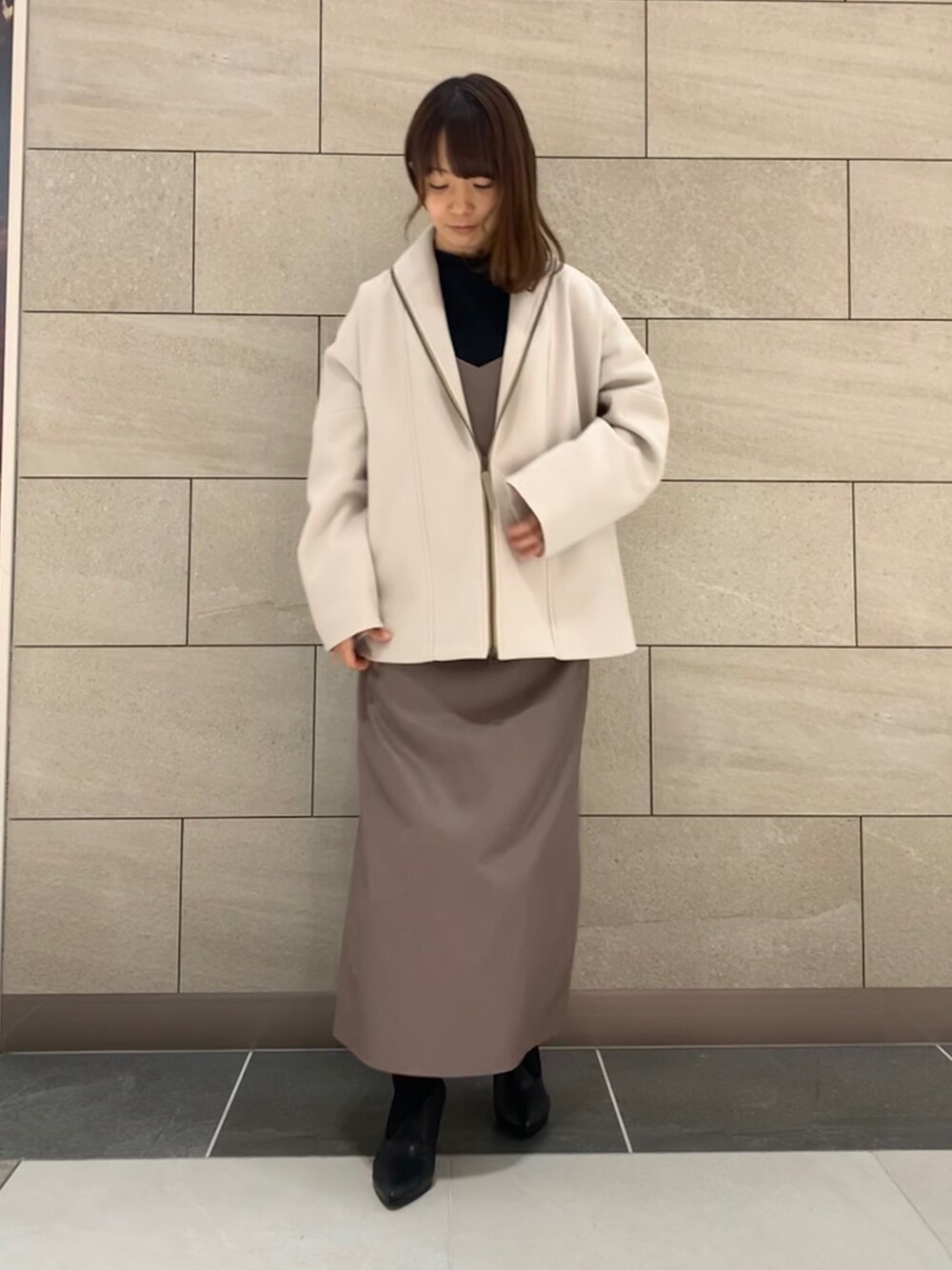 「アウター、休日スタイル、カジュアルコーデ、大人かわいい、あったかコーデ、おしゃれさんと繋がりたい、ootd、オトナカジュアル、くすみカラー、ホワイト」｜「SRICのアイテム（ジャケット/アウター、ホワイト系）」を使った、napoca有明GARDENさん（レディース・154cm）の冬コーディネートの1枚目の写真