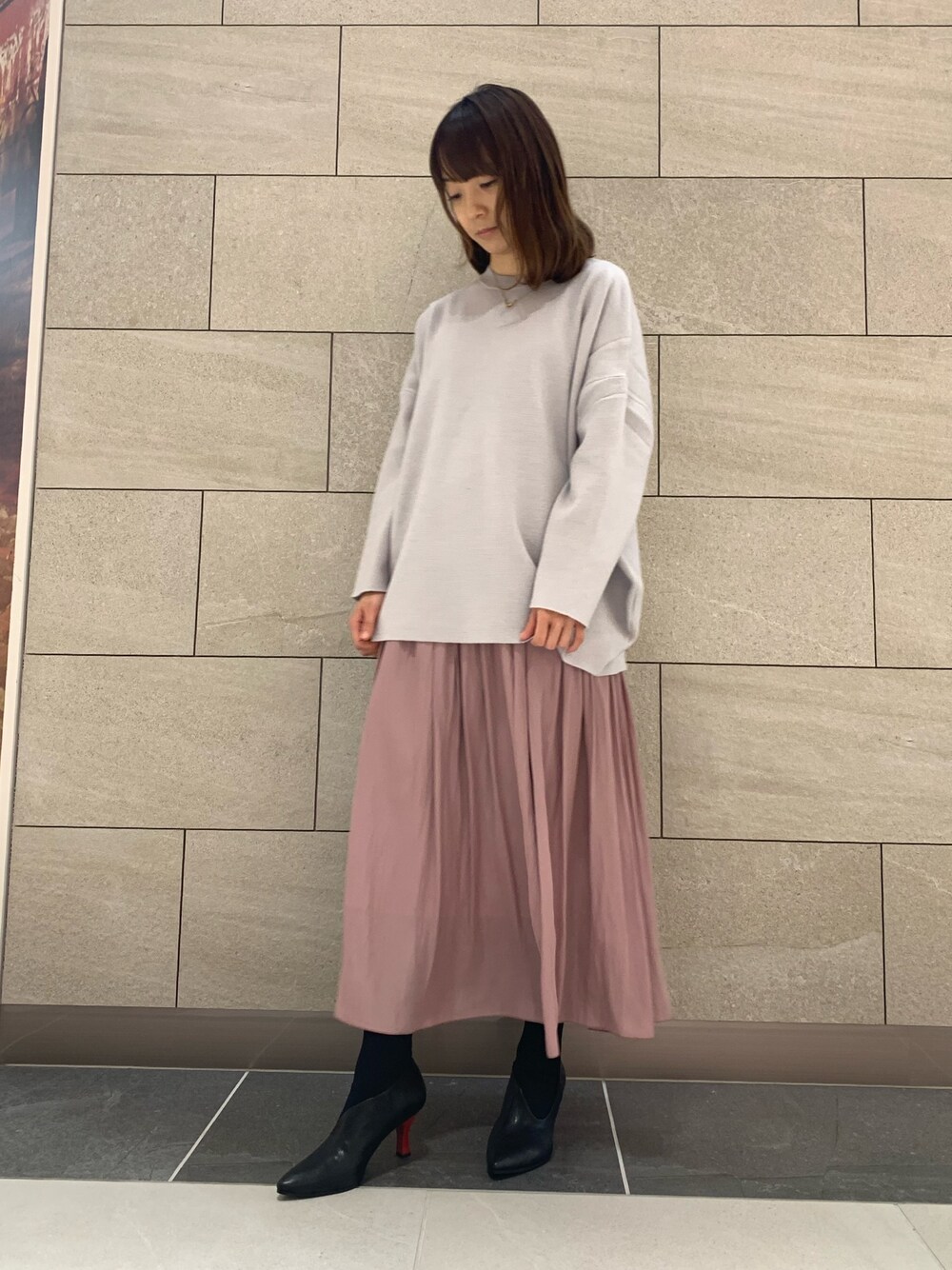 「春コーデ、春、大人カジュアル、おしゃれさんと繋がりたい、ニットコーデ、低身長コーデ、大人かわいい、シンプル、オフィスカジュアル」｜「napocaのアイテム（ニット/セーター、グレー系）」を使った、napoca有明GARDENさん（レディース・154cm）の冬コーディネートの1枚目の写真