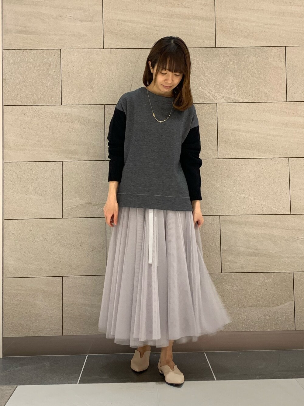 「カジュアルコーデ、楽チンコーデ、春コーデ、着回しコーデ、オトナ女子、大人ガーリー、きれいめカジュアル」｜「napocaのアイテム（トップス、グレー系）」を使った、napoca有明GARDENさん（レディース・154cm）の冬コーディネートの1枚目の写真