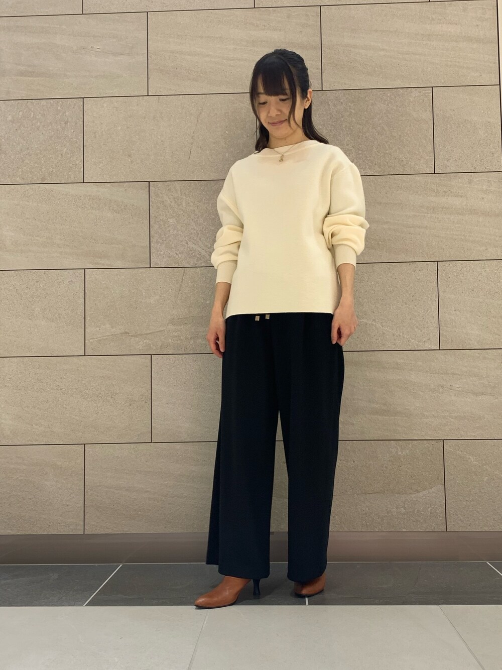 「パンツスタイル、シンプル、カジュアルコーデ、オトナ女子、オトナカジュアル、ラクチンコーデ、ラフコーデ、低身長、おしゃれさんと繋がりたい」｜「napocaのアイテム（トップス、ホワイト系）」を使った、napoca有明GARDENさん（レディース・154cm）の冬コーディネートの1枚目の写真