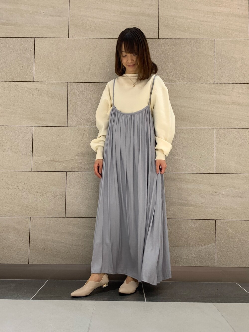「大人カジュアル、シンプル、ジャンパースカート、おしゃれさんと繋がりたい、春コーデ、低身長コーデ、大人女子、春カラー、レイヤードスタイル」｜「napocaのアイテム（トップス、ホワイト系）」を使った、napoca有明GARDENさん（レディース・154cm）の冬コーディネートの1枚目の写真