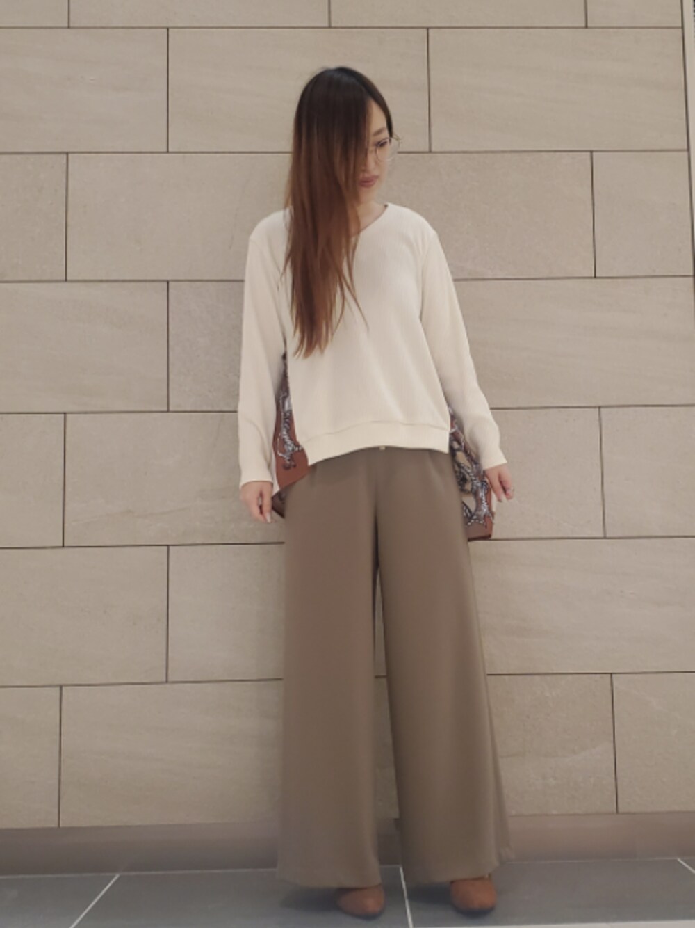 「大人カジュアル、オトナ女子、ニット、スカーフ柄、Vネックニット、切り替えニット、シンプル、春コーデ」｜「napocaのアイテム（トップス、ホワイト系）」を使った、napoca有明GARDENさん（レディース・159cm）の冬コーディネートの1枚目の写真