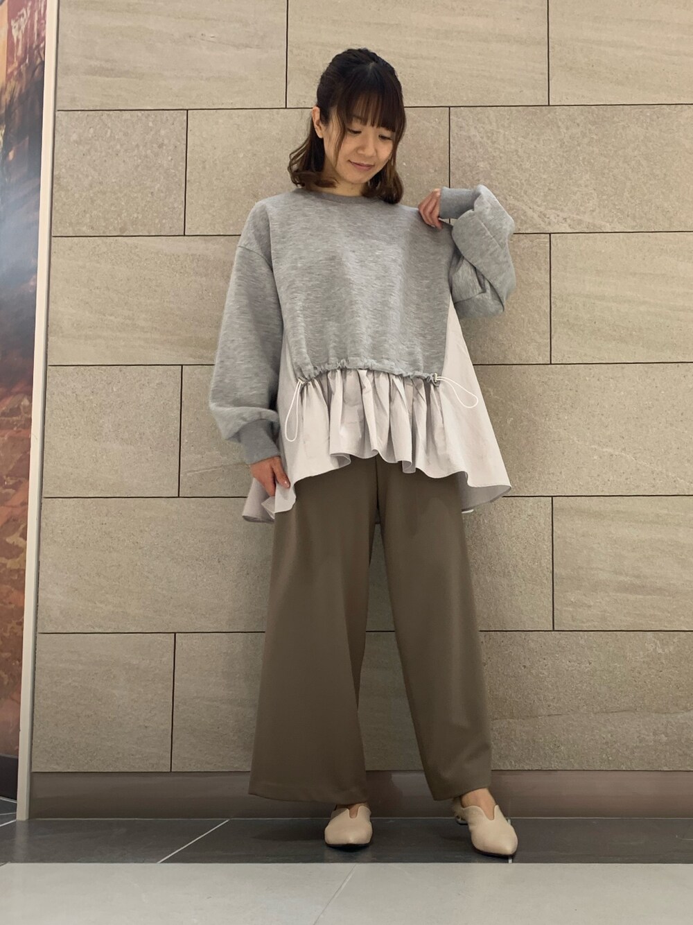 「春コーデ、春、パンツスタイル、ラクチンコーデ、カジュアル、低身長コーデ、大人女子、春カラー、切替」｜「napocaのアイテム（トップス、グレー系）」を使った、napoca有明GARDENさん（レディース・154cm）の冬コーディネートの1枚目の写真