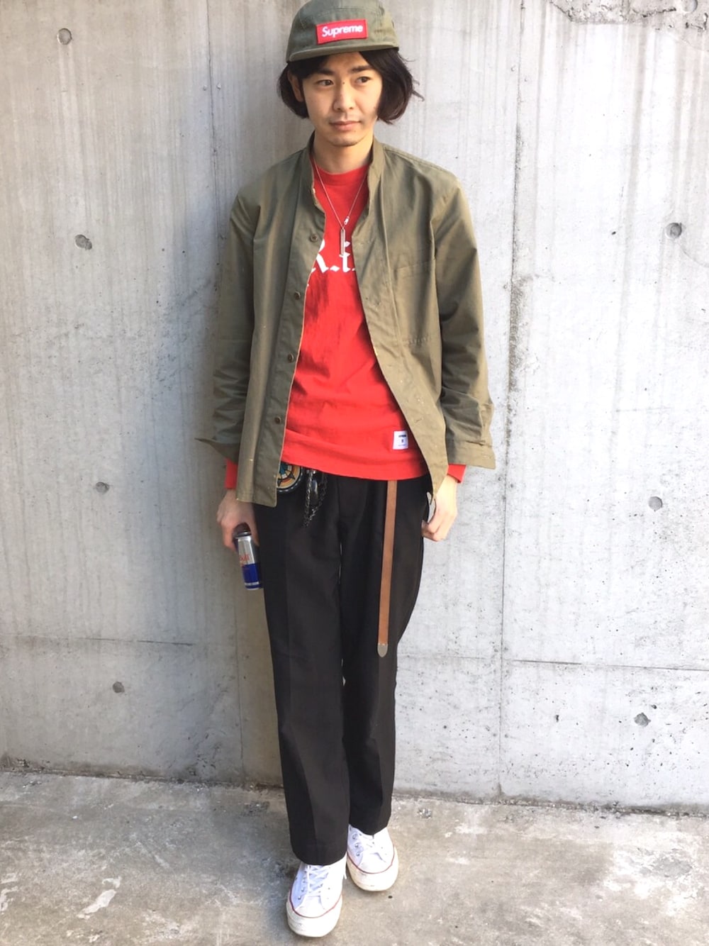 レッド系のTシャツ/カットソー、グリーン系のシャツ/ブラウス、ブラック系のその他パンツを着用したメンズの冬コーディネートの1枚目の写真