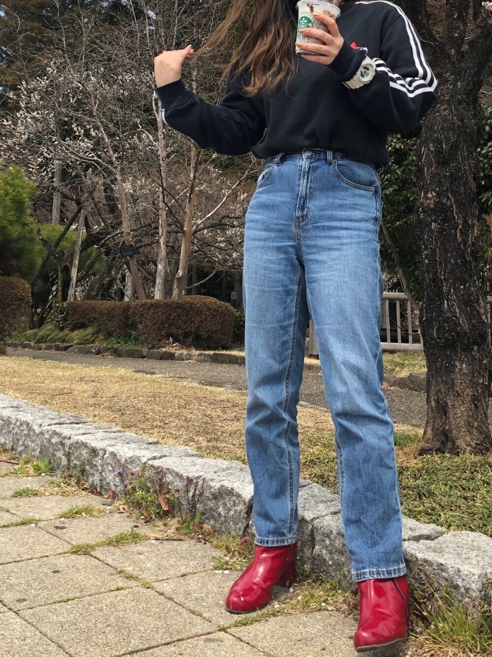 「holiday」｜「adidas Originalsのアイテム（スウェット、ブラック系）」を使った、MIUさん（レディース・150cm）の秋コーディネートの1枚目の写真