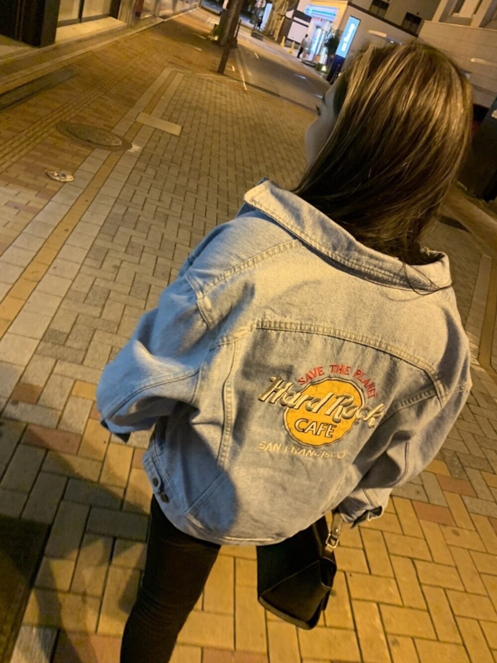 「holiday」｜「Hard Rock Cafeのアイテム（デニムジャケット、ブルー系）」を使った、MIUさん（レディース・150cm）の冬コーディネートの1枚目の写真