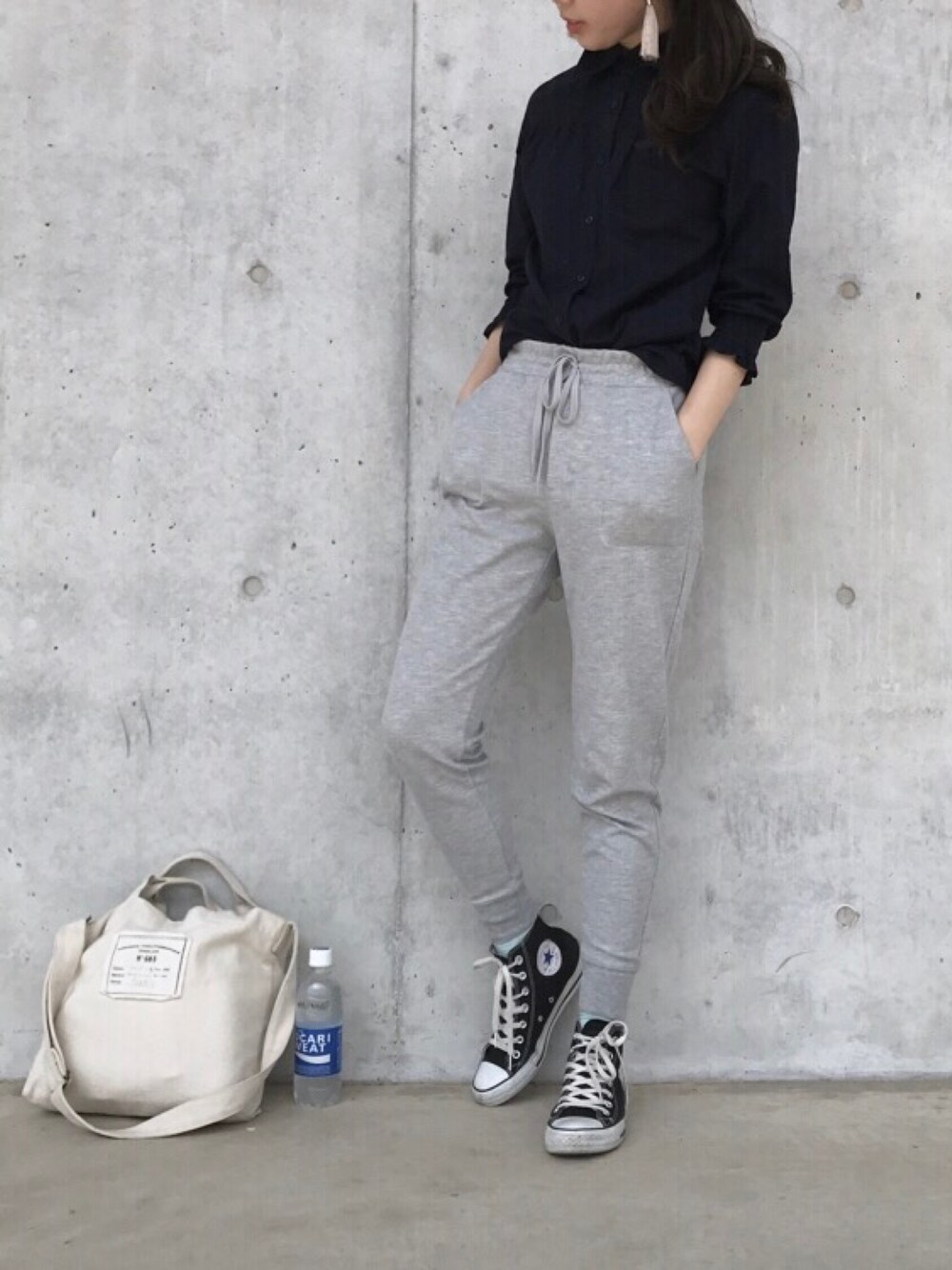 「シンプル、楽チンコーデ、スニーカー、ラフ、スエットパンツ、フリルブラウス、休日スタイル、キレイめ」｜「EASTBOYのアイテム（シャツ/ブラウス、その他）」を使った、ryoさん（レディース・164cm）の夏コーディネートの1枚目の写真