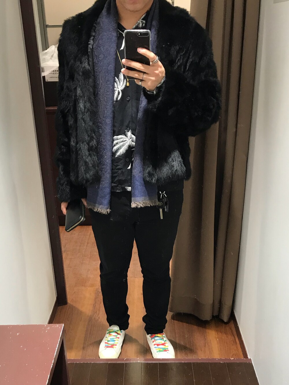 「おしゃれさんと繋がりたい、ファーコート、ALLSAINTS　、ksubi、Saint Laurent、ラグジュアリー」｜「ALLSAINTSのアイテム（シャツ/ブラウス、ブラック系）」を使った、たかちゃんさん（メンズ・178cm）の冬コーディネートの1枚目の写真