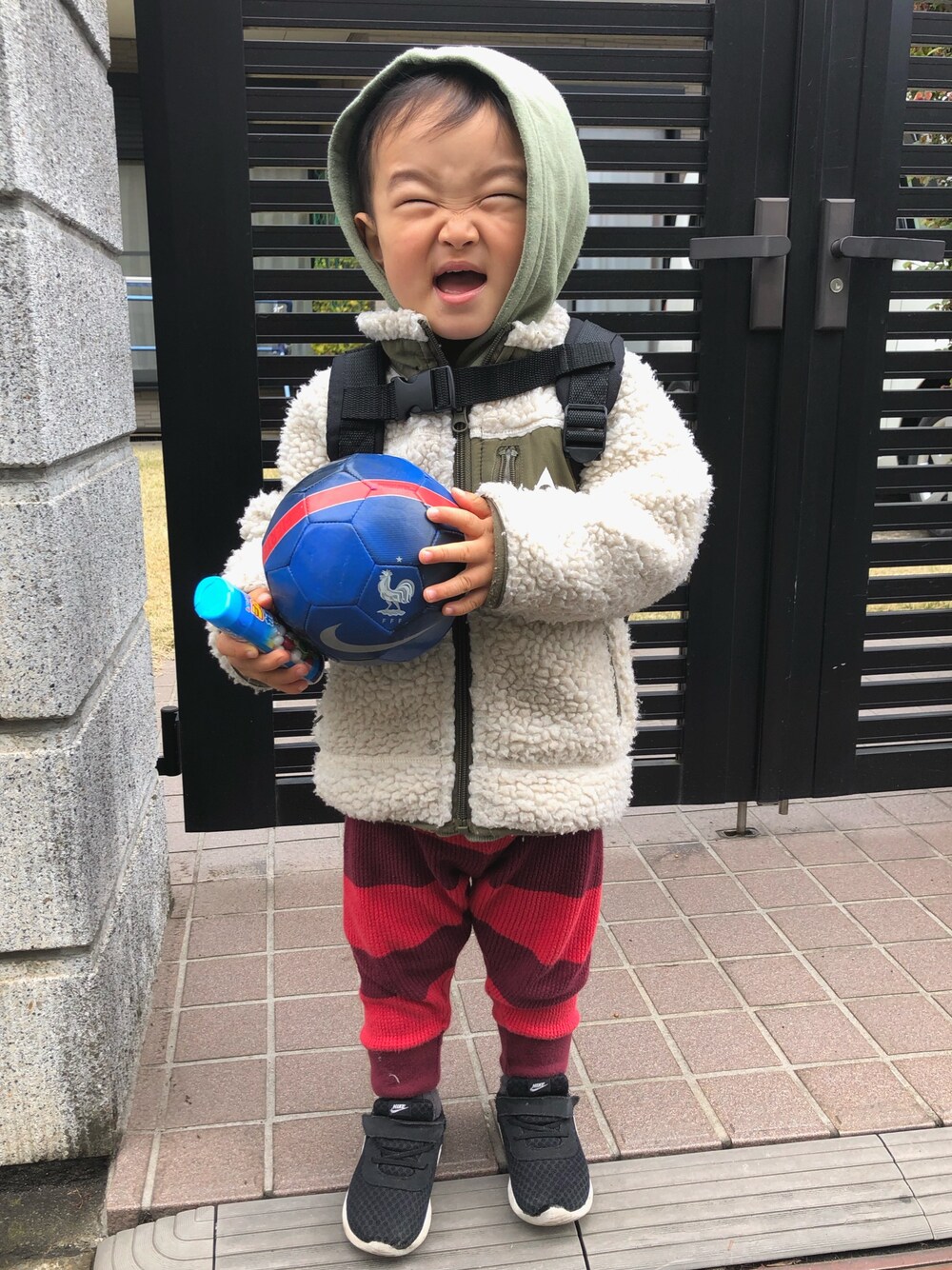 「フード、フリースジャケット、GERRY、サーマルパンツ、パーカー、キッズファッション、休日スタイル、2歳、スニーカー、プチプラ」｜「GERRYの【GERRY】ボアフリーススタンドＪＫ（80～160cm）（ブルゾン、ベージュ系）」を使った、健太郎さん（キッズ・80cm）の春コーディネートの1枚目の写真