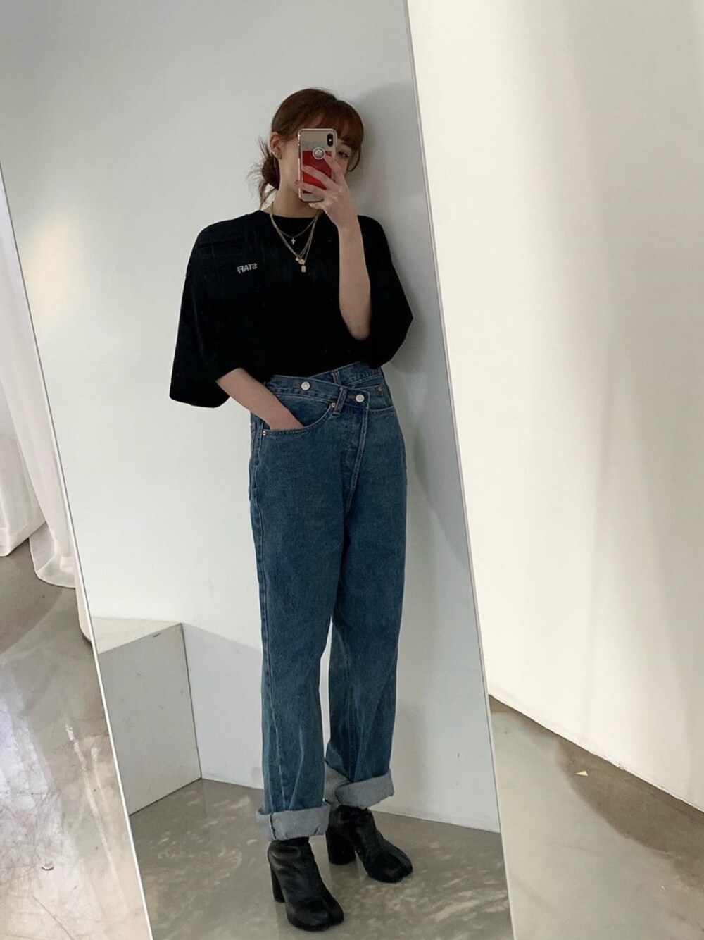 「vetements、Maison Martin Margiela、Maison Margiela、denim、ootd、outfit、street、STYLE」｜「VETEMENTSのアイテム（Tシャツ/カットソー、ブラック系）」を使った、made in koreaさん（レディース・160cm）の冬コーディネートの1枚目の写真