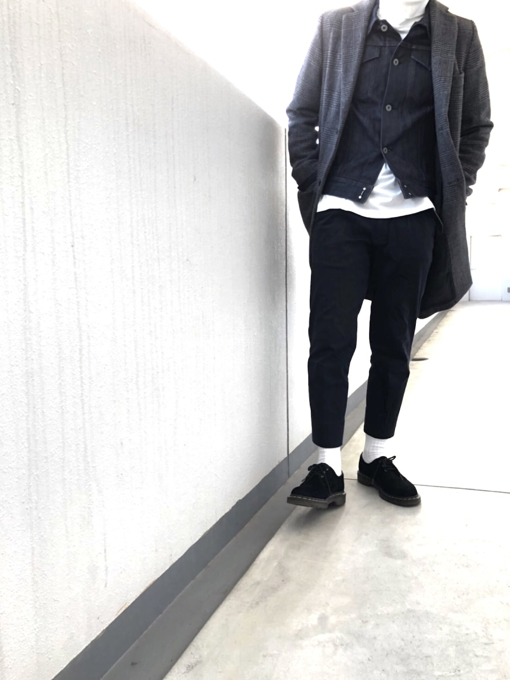 「デニムジャケット、チェスターコート、グレンチェック、Dr.Martens、白ソックス、アウターONアウター」｜「BEAUTY&YOUTH UNITED ARROWSのアイテム（チェスターコート、その他）」を使った、ToraOさん（メンズ・166cm）の冬コーディネートの1枚目の写真