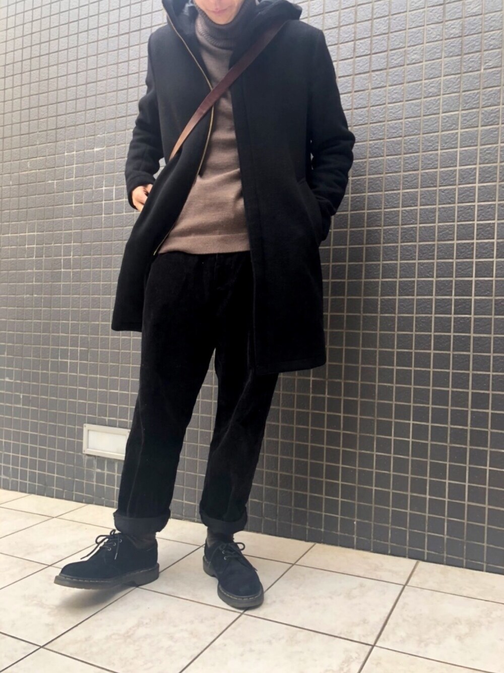 「キレイめ、冬コーデ、ブラック、UNIQLO、フーデットコート、タートルネック、Dr.Martens」｜「EDIFICEの◇ビーバーフードコート（その他アウター、ブラック系）」を使った、ToraOさん（メンズ・166cm）の冬コーディネートの1枚目の写真
