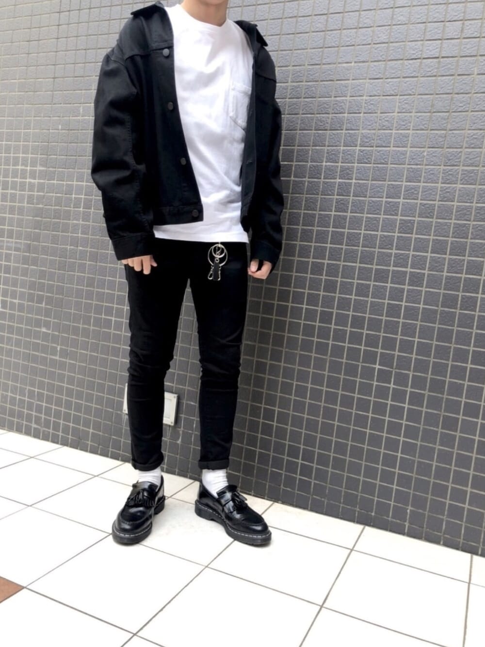 「秋のコーデ、シンプル、ブラック、オールブラック、抜き襟、低身長、黒スキニー、Dr.Martens、モノトーン」｜「UNIQLOのデニムジャケット（ブルゾン、ブラック系）」を使った、ToraOさん（メンズ・166cm）の秋コーディネートの1枚目の写真