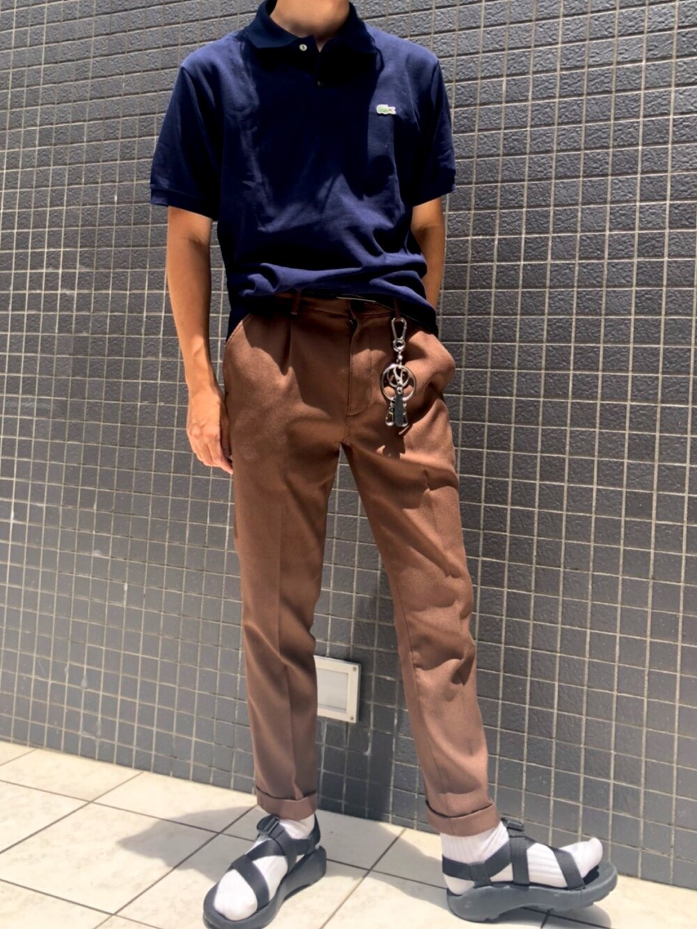 「夏コーデ、オトナカジュアル、低身長、スニーカー、LACOSTE、MR.OLIVE、スポーツサンダル、ブラウン、白ソックス、サンダル」｜「LACOSTEの【LACOSTE・ラコステ】半袖ワンポイントポロシャツ POLO SHIRT　L1212　L.12.12（ポロシャツ、ブルー系）」を使った、ToraOさん（メンズ・167cm）の夏コーディネートの1枚目の写真