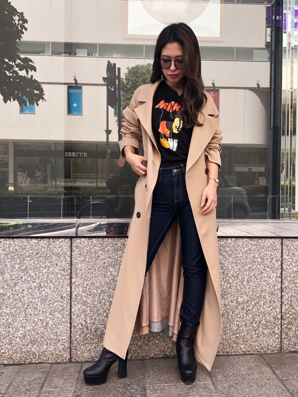 「A/W」｜「AZUL by moussyのアイテム（デニムパンツ、ブルー系）」を使った、影澤 舞さん（レディース・150cm）の秋コーディネートの1枚目の写真