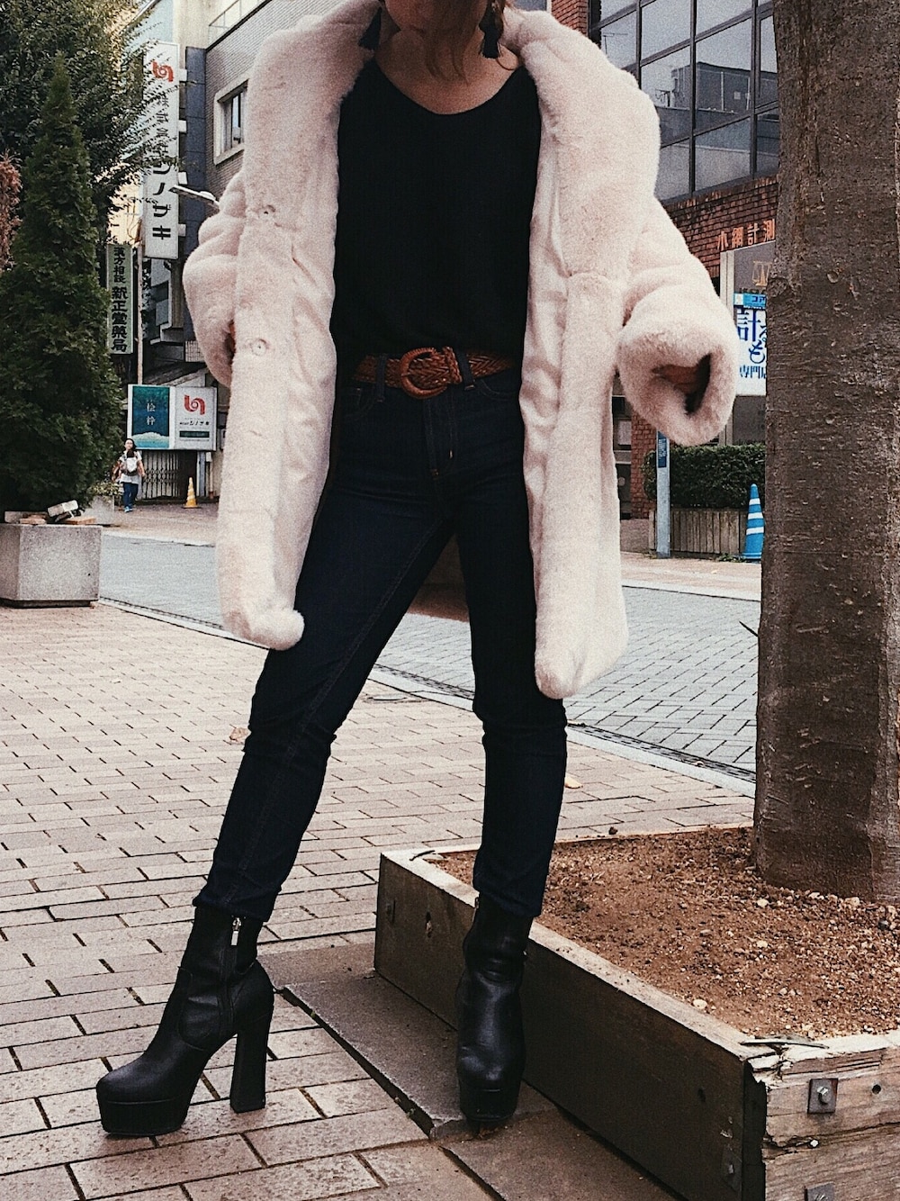「BIG、ファーコート、ちぃぽぽ、雑誌掲載、冬コーデ、オトナカジュアル」｜「AZUL by moussyのアイテム（デニムパンツ、ブルー系）」を使った、影澤 舞さん（レディース・150cm）の秋コーディネートの1枚目の写真