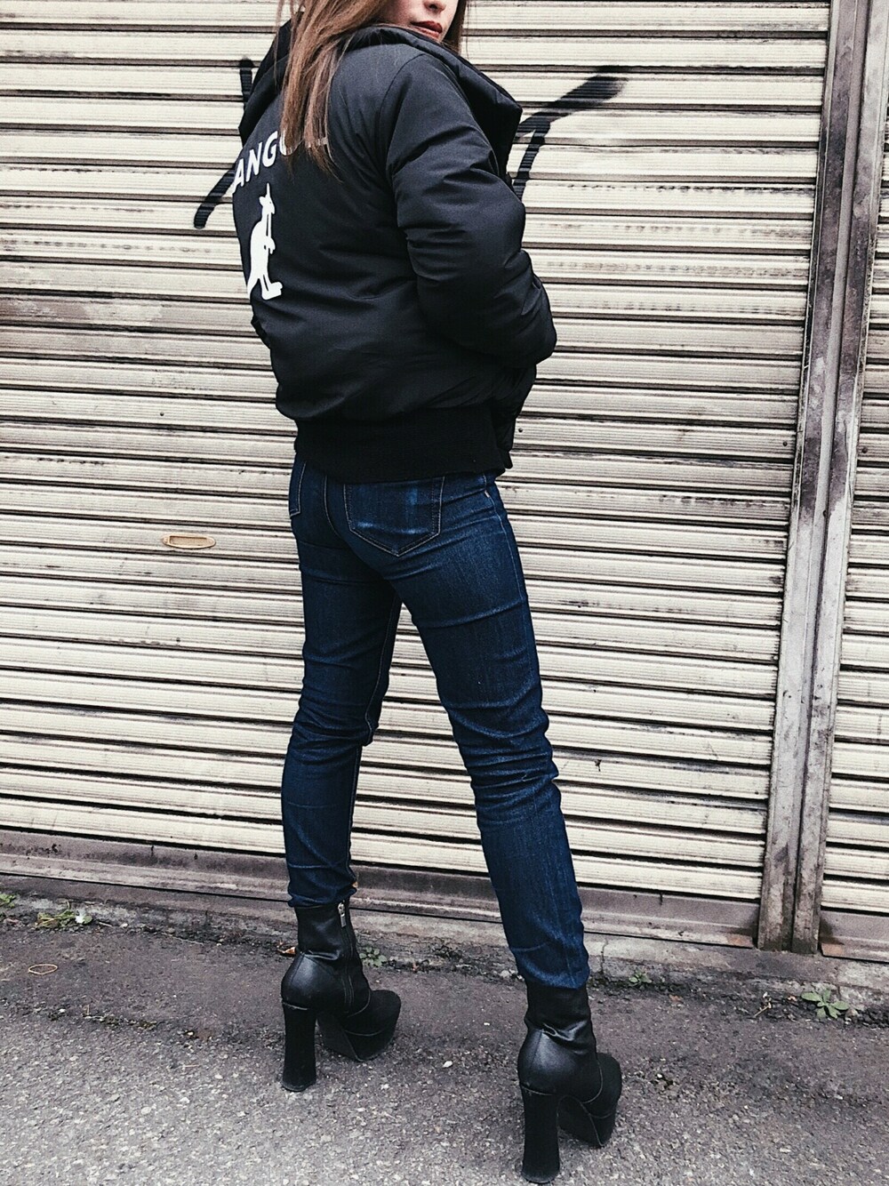 「冬コーデ、中綿アウター、KANGOL、カジュアル」｜「AZUL by moussyのアイテム（デニムパンツ、ブルー系）」を使った、影澤 舞さん（レディース・150cm）の秋コーディネートの1枚目の写真