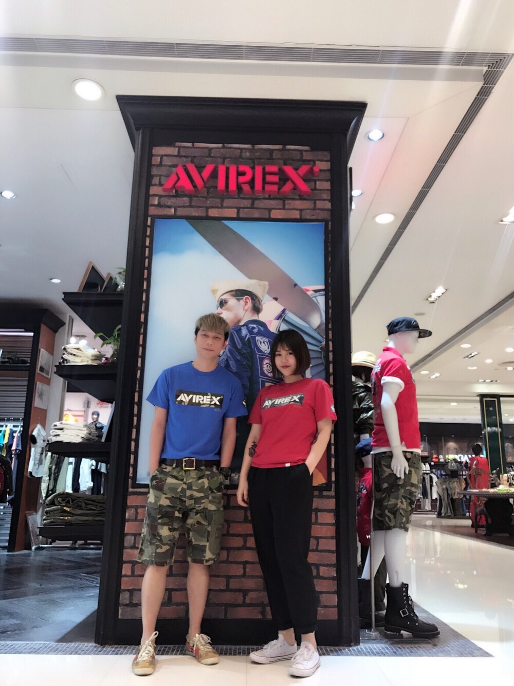 「AVIREXのアイテム（Tシャツ/カットソー、レッド系）」を使った、10EYさん（レディース・167cm）の春コーディネートの1枚目の写真