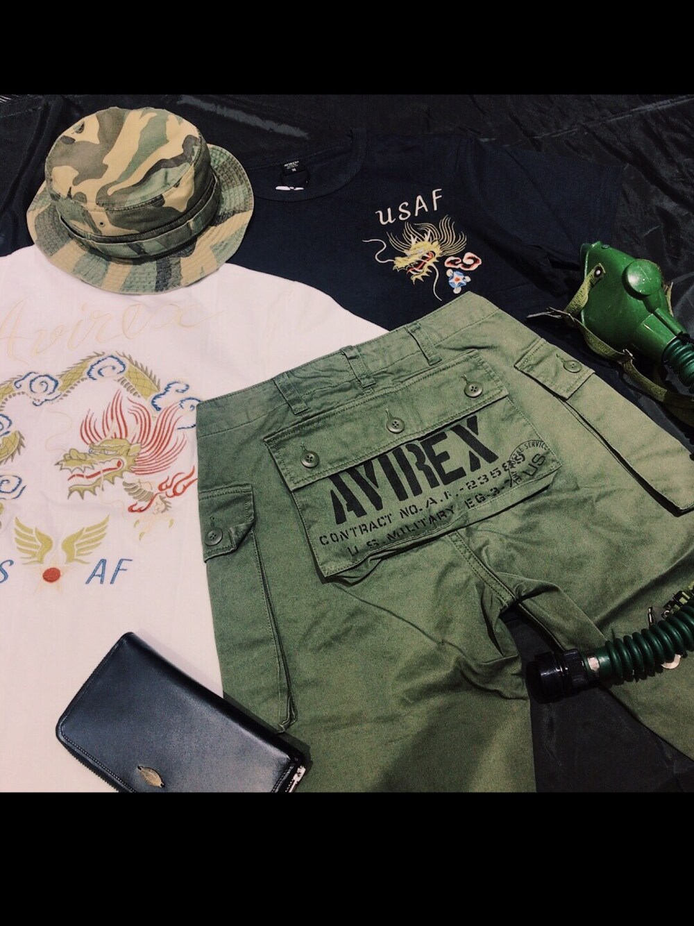 「AVIREXのアイテム（カーゴパンツ、グリーン系）」を使った、10EYさん（レディース・167cm）の春コーディネートの1枚目の写真