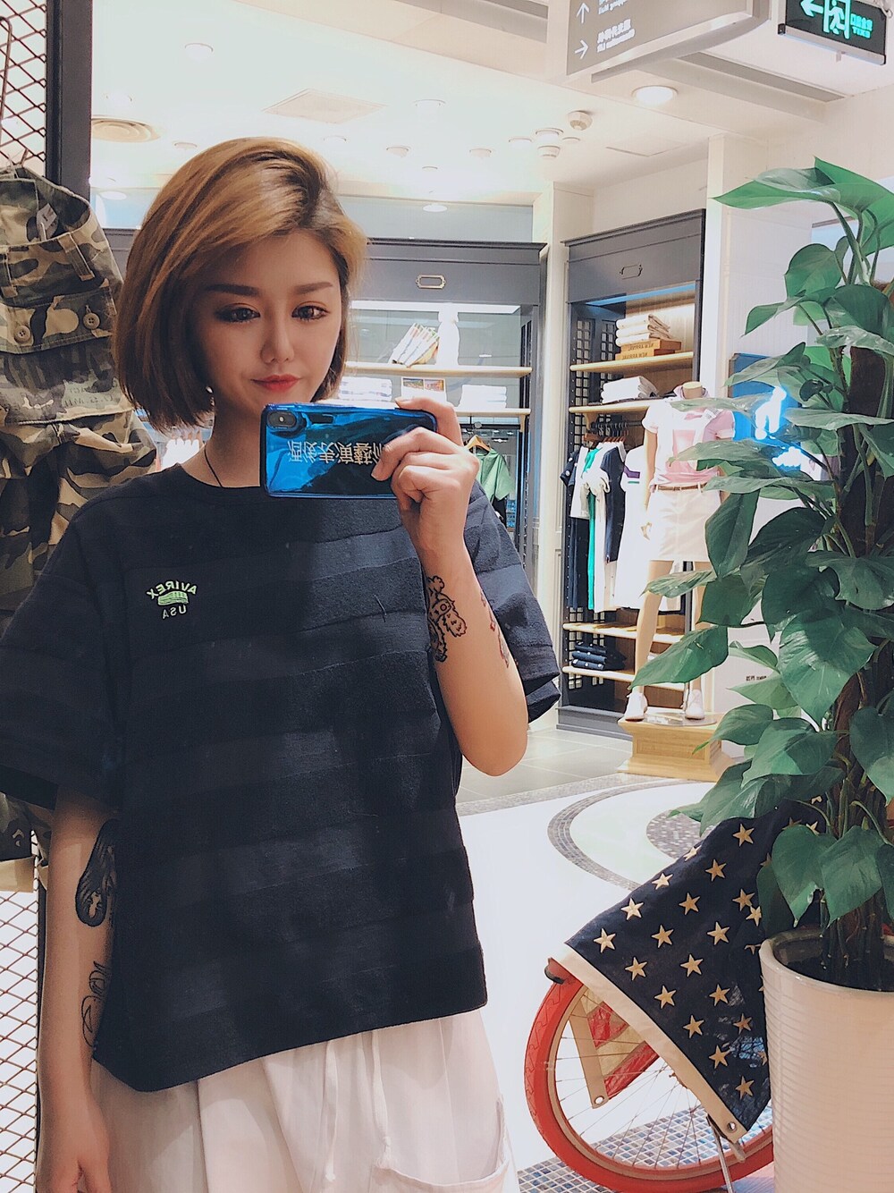 「AVIREXのアイテム（Tシャツ/カットソー、ブルー系）」を使った、10EYさん（レディース・167cm）の春コーディネートの1枚目の写真