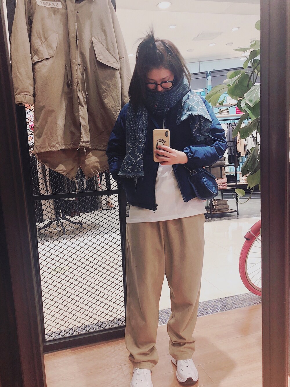 「PORTER CLASSICのアイテム（ダウンジャケット/コート、ブルー系）」を使った、10EYさん（レディース・167cm）の冬コーディネートの1枚目の写真