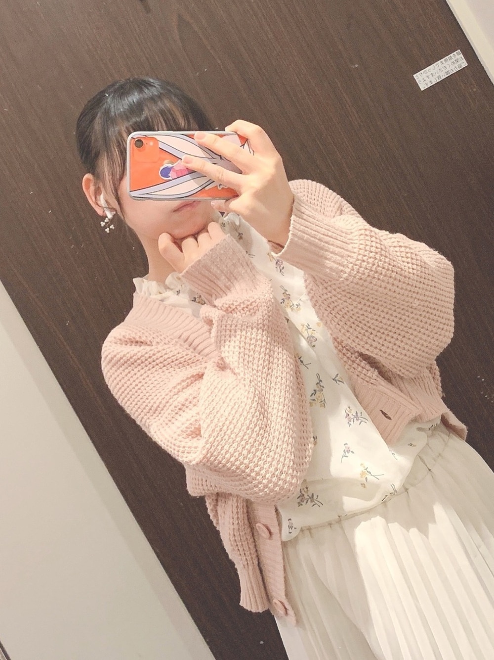 「ホワイトコーデ、キレイめカジュアル、春コーデ、春、スカート、花柄、ピンク、白スカート、シンプルコーデ、淡色コーデ」｜「WEGOのWEGO/ワッフルショートカーディガン（カーディガン/ボレロ、ピンク系）」を使った、ゆこさん（レディース・159cm）の春コーディネートの1枚目の写真