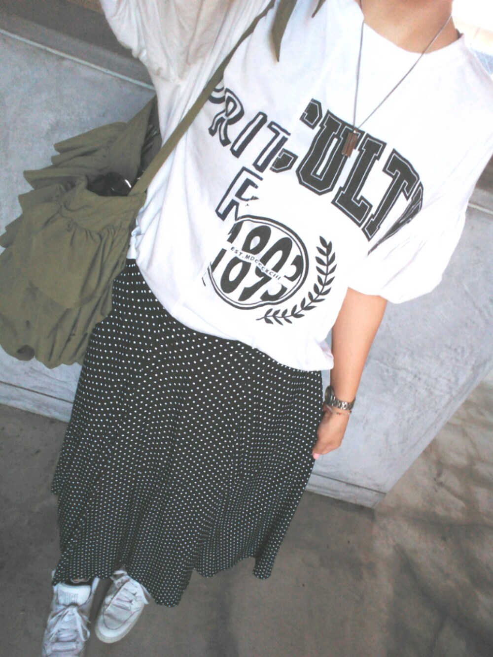 「パフスリーブ、ドット柄、ドット柄スカート、白スニーカー」｜「BAYFLOWのBAYFLOW／リメイクフウＴシャツ（Tシャツ/カットソー、ホワイト系）」を使った、結花さん（レディース・161cm）の夏コーディネートの1枚目の写真