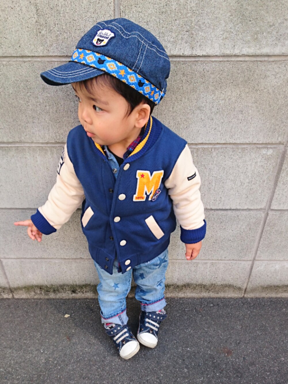 「カジュアル、春コーデ、スタジャン、kids、キッズコーデ、男の子、デニムパンツ、2歳、ワークキャップ、星柄」｜「mikihouse/double-bのアイテム（スタジャン、ブルー系）」を使った、kids-eiteeさん（キッズ・90cm）の冬コーディネートの1枚目の写真
