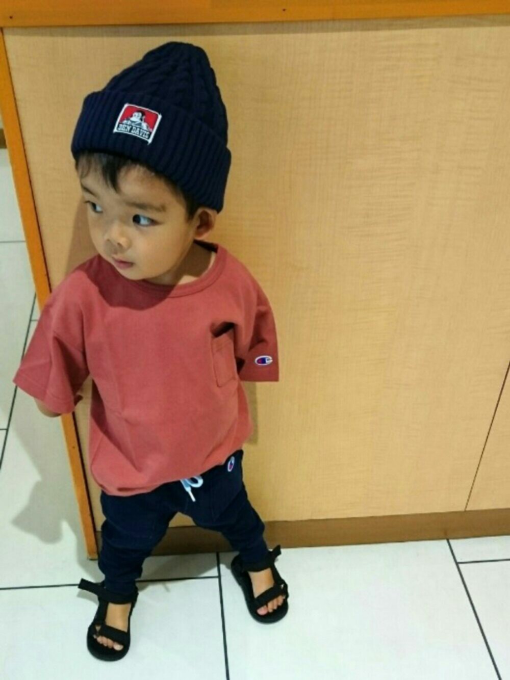 「キッズファッション、おとこのこ、秋色、ジョガーパンツ、Champion、ビッグシルエット、ニット帽、3歳、秋コーデ、サンダル」｜「BEN DAVISの【BEN DAVIS】ケーブルワッチキャップ（ニットキャップ/ビーニー、ブルー系）」を使った、kids-eiteeさん（キッズ・90cm）の夏コーディネートの1枚目の写真