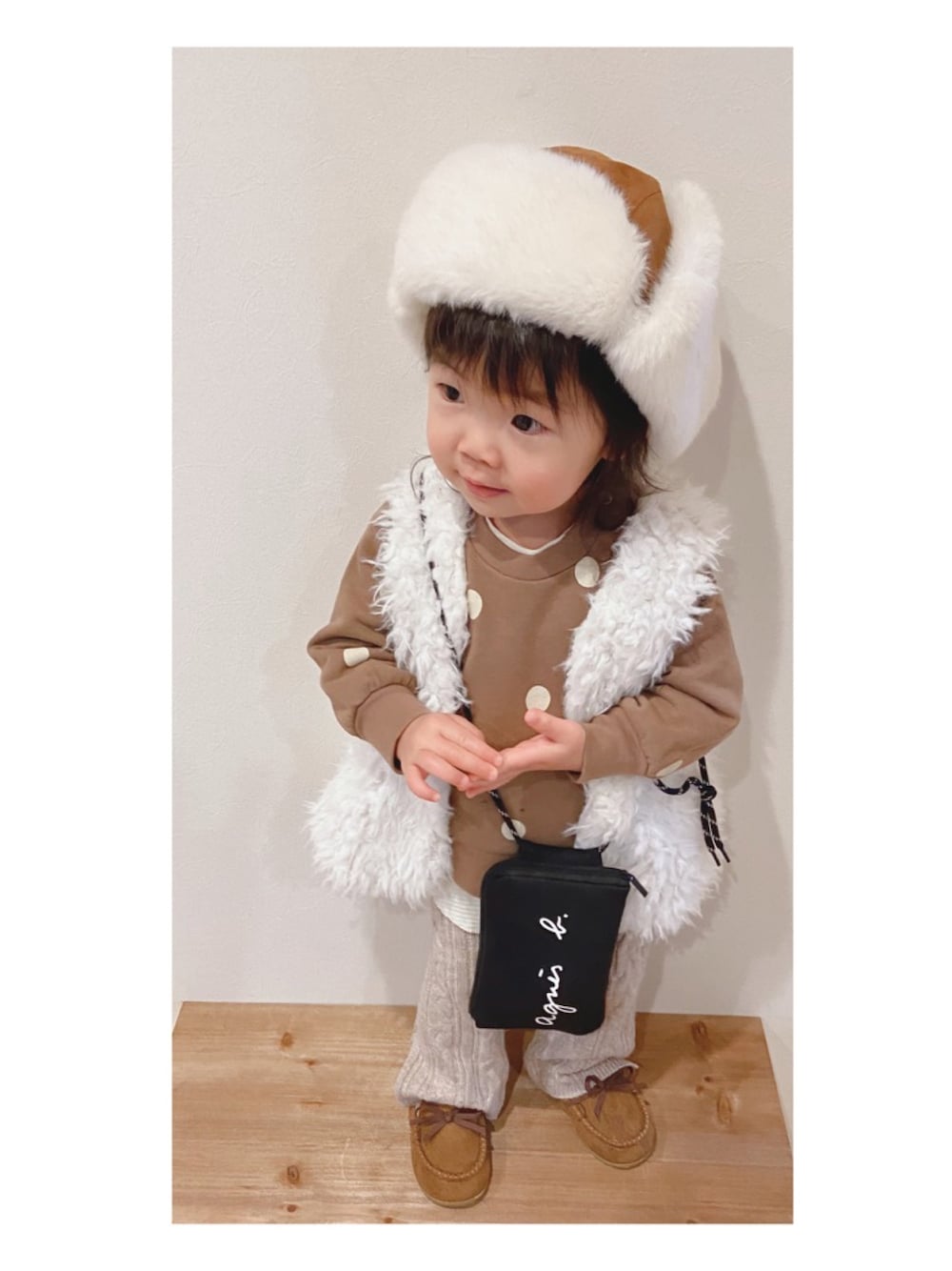 ホワイト系のTシャツ/カットソー、ホワイト系のベスト、ブラウン系のスウェットを着用したキッズの冬コーディネートの1枚目の写真