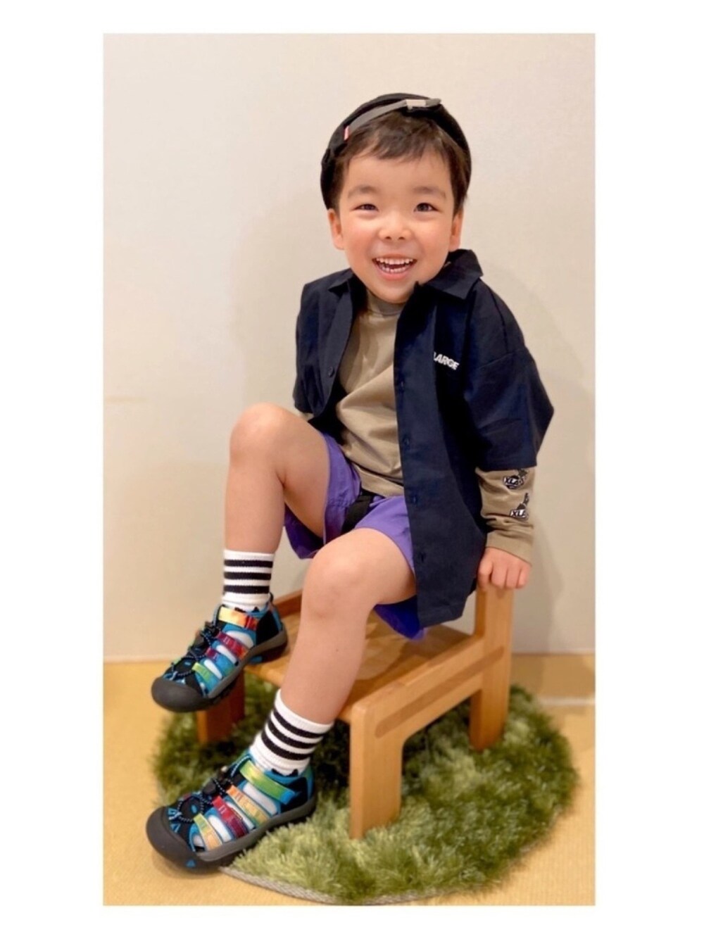 「シャツスタイル、男の子コーデ、keen、サンダルに靴下、ハーフパンツ、レイヤードスタイル、ストリート、5歳、XLARGE、カラーパンツ」｜「GLOBAL WORKの【キッズ】フィッシャーマンキャップ/841080（キャップ、ブラック系）」を使った、kids-eiteeさん（キッズ・110cm）の春コーディネートの1枚目の写真