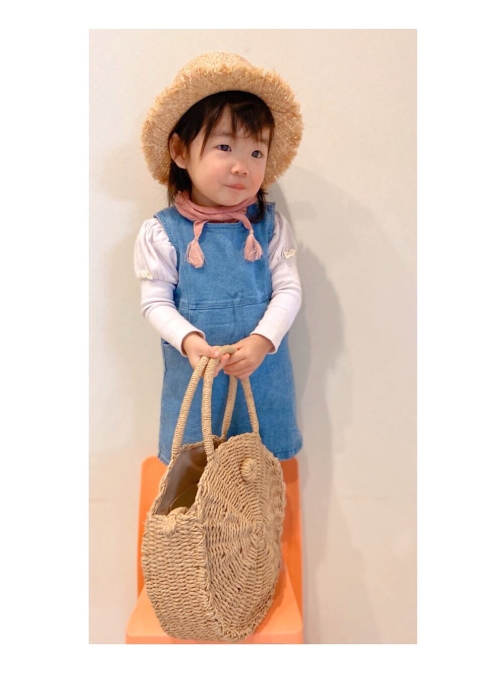 「おんなのこ、むぎわら帽子、プティマイン、ジャンパースカート、かごバッグ、スカーフ、バルーンスリーブ、1歳、ピンク、女の子コーデ」｜「petit mainのラフィアハット（ハット、ピンク系）」を使った、kids-eiteeさん（キッズ・80cm）の春コーディネートの1枚目の写真