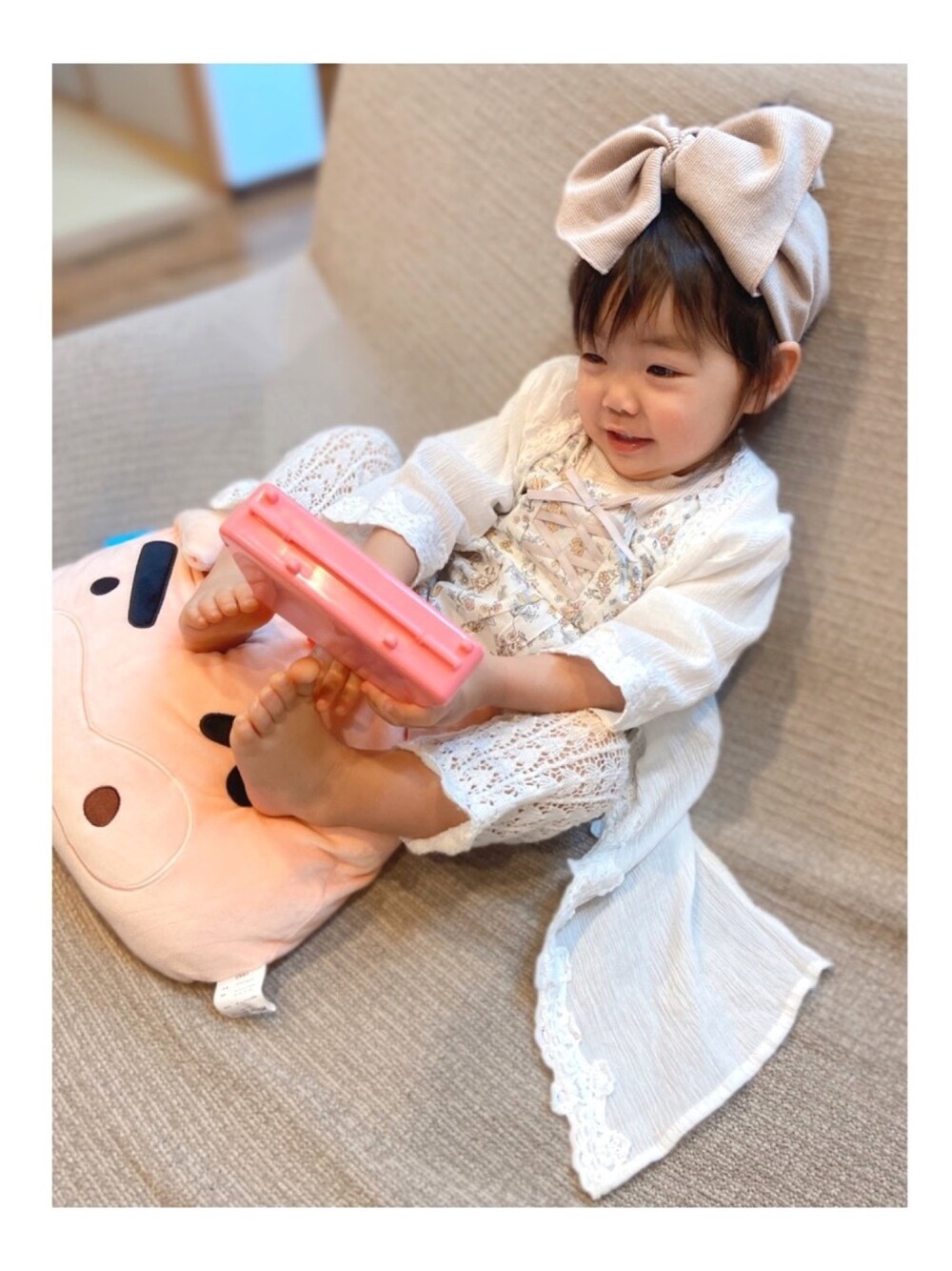 「部屋撮り、ラクチンコーデ、白パンツ、女の子、休日スタイル、プティマイン、ヘアバンド、1歳、おうちスタイル、キッズファッション」｜「CIAOPANIC TYPYの【CIAOPANIC TYPY lil'】BIGリブターバン（ヘアバンド、ベージュ系）」を使った、kids-eiteeさん（キッズ・80cm）の春コーディネートの1枚目の写真