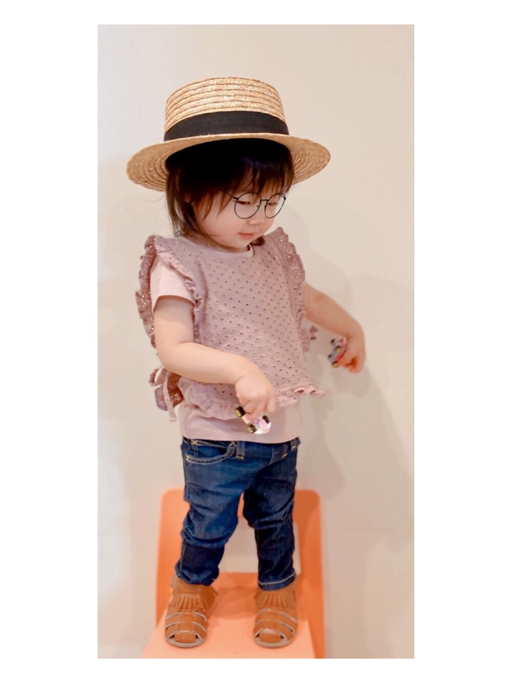 ピンク系のTシャツ/カットソー、ブルー系のデニムパンツ、ブラウン系のサンダルを着用したキッズの春コーディネートの1枚目の写真