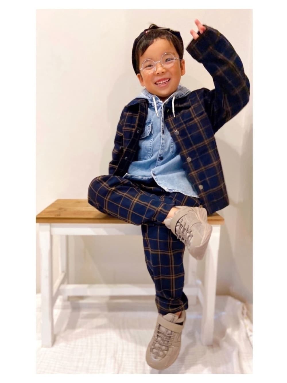 ブルー系のその他アウター、ブルー系のその他パンツ、ブルー系のシャツ/ブラウスを着用したキッズの秋コーディネートの1枚目の写真