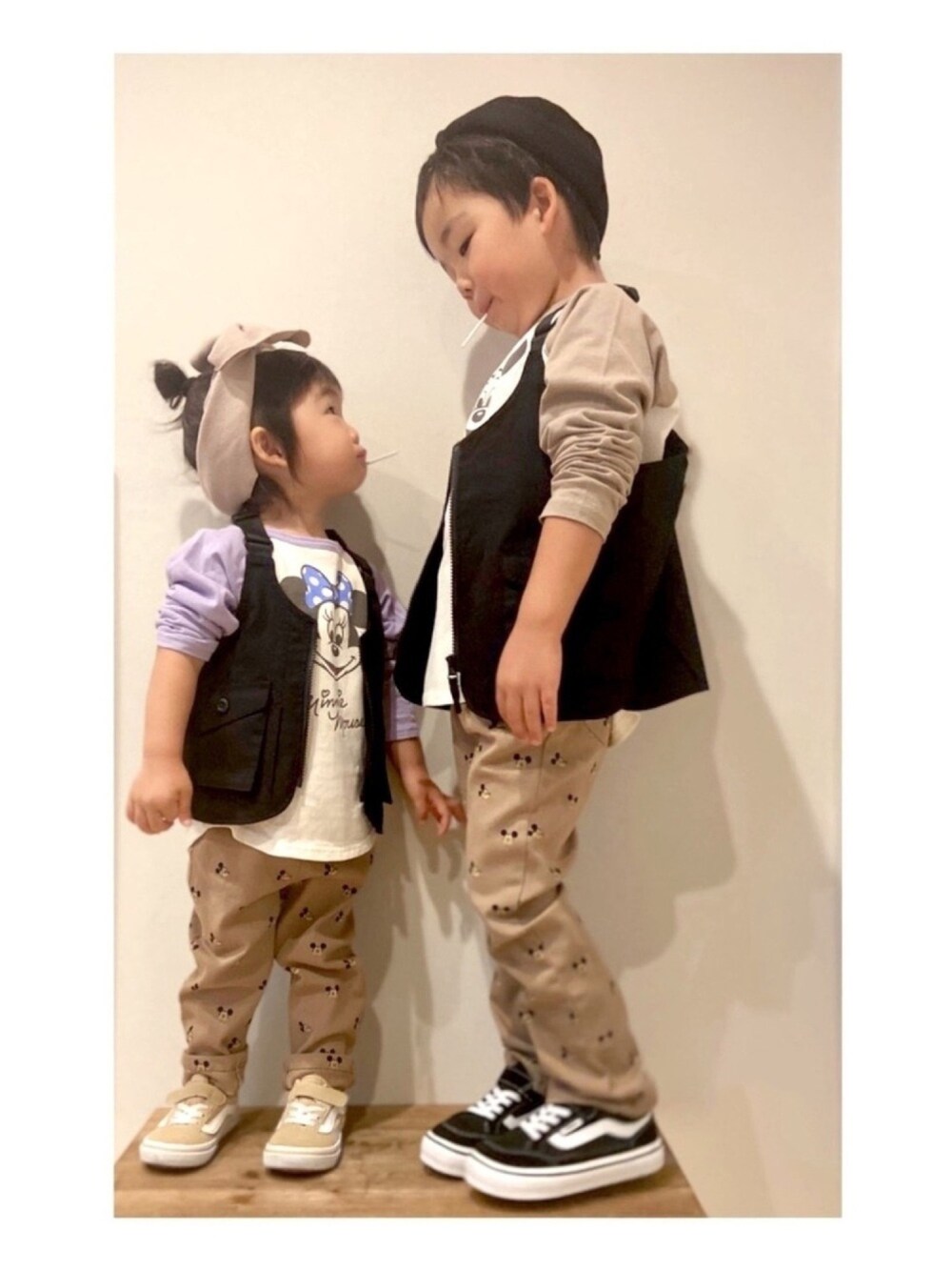 ホワイト系のTシャツ/カットソー、ブラック系のベスト、ベージュ系のその他パンツを着用したキッズの秋コーディネートの1枚目の写真