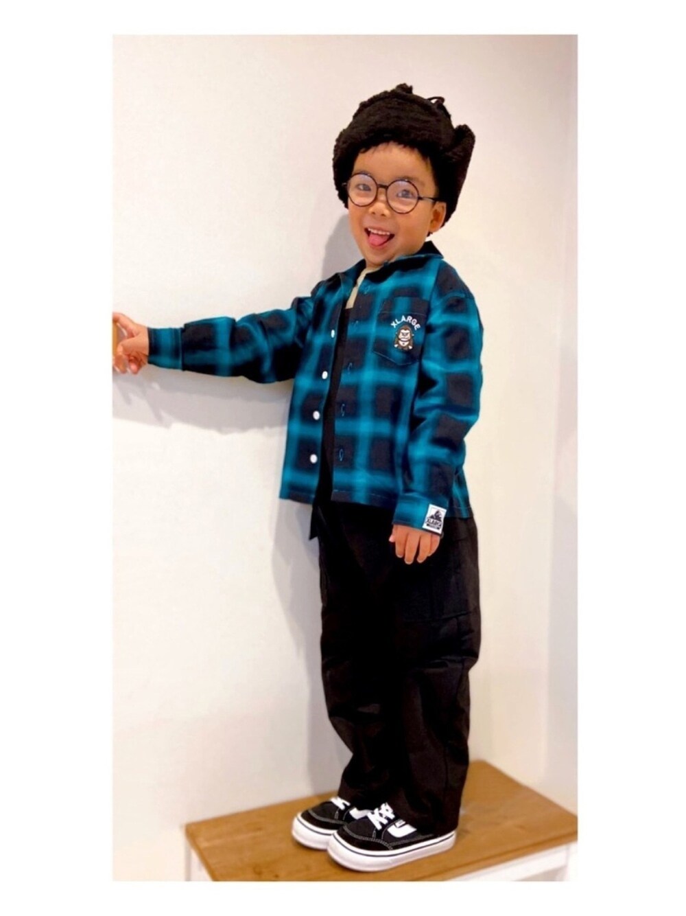 「秋のマイ旬スタイル、チェックシャツ、ボア、オーバーオール、VANS、ダテメガネ、おしゃれさんと繋がりたい、男の子、シャツスタイル、いいね、save、フォローお願いします🤑」｜「MAKE YOUR DAYのボアパイロットキャップ（キャップ、ブラック系）」を使った、kids-eiteeさん（キッズ・120cm）の秋コーディネートの1枚目の写真