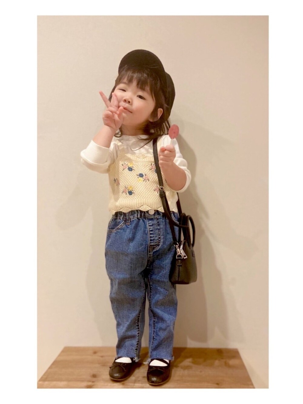 ベージュ系のニット/セーター、ブルー系のデニムパンツ、ブラック系のバレエシューズを着用したキッズの冬コーディネートの1枚目の写真