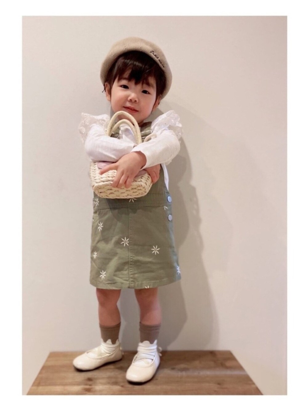 「女の子コーデ、プティマイン、petit main、休日コーデ、バレエシューズ、春コーデ、ジャンパースカート、フリル、かごバッグ、2歳」｜「petit mainのウォッシャブル サーモベレー帽（キャップ、ベージュ系）」を使った、kids-eiteeさん（キッズ・90cm）の春コーディネートの1枚目の写真